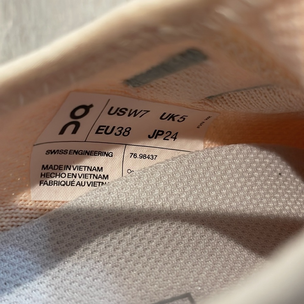 On W Cloudeasy Sneakers - Picture 16 of 16